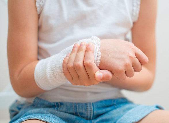 mano sostenido la otra mano con una gasa