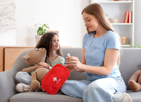 Mujer curando la herida de una niña