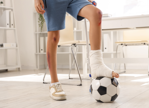 Pie lesionado encima de un balon