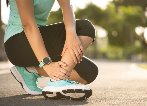 Manos sobre el tobillo