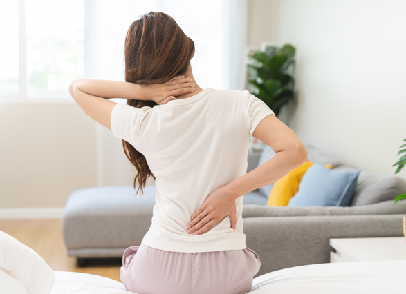 Mujer con manos en la nuca y cadera