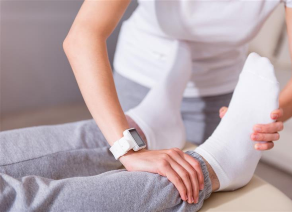 Manos en pie y tobillo