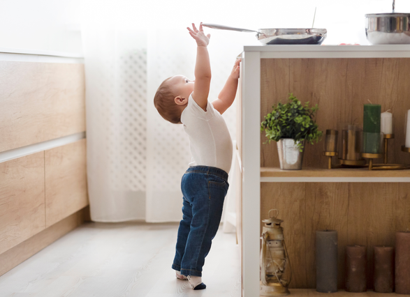 Niño alcanzando una paila