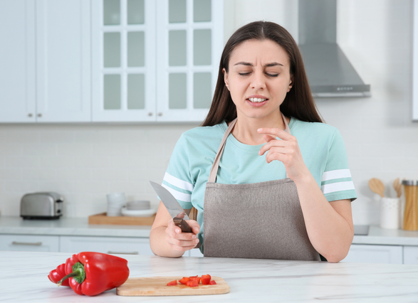 Mujer con el dedo cortado